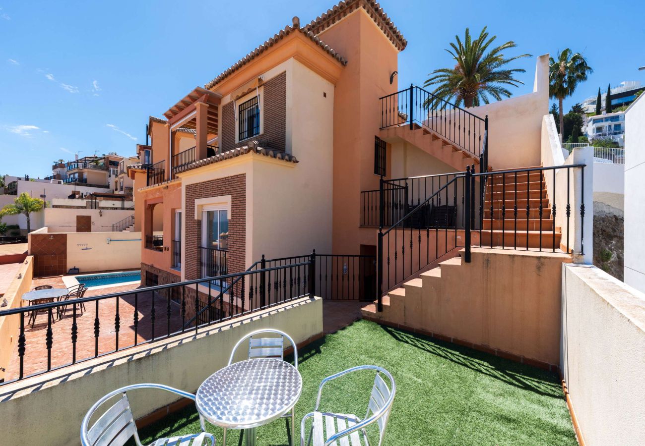 Vue extérieure complète de Villa Punta Lara 15 avec terrasses et piscine privée, Nerja