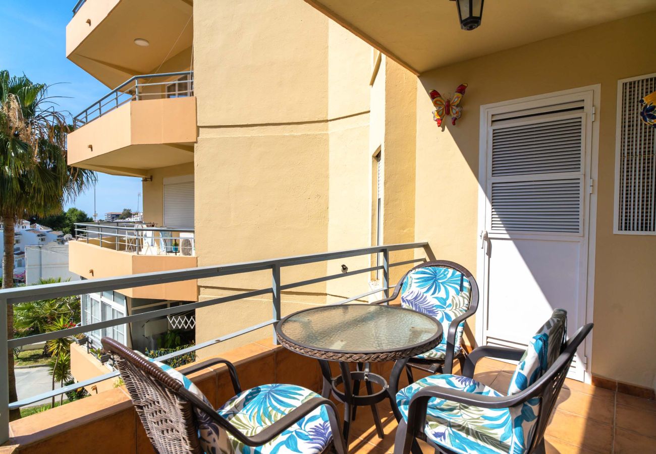 Autre perspective de la terrasse extérieure de l'appartement Tahiti 2 7 avec parking.