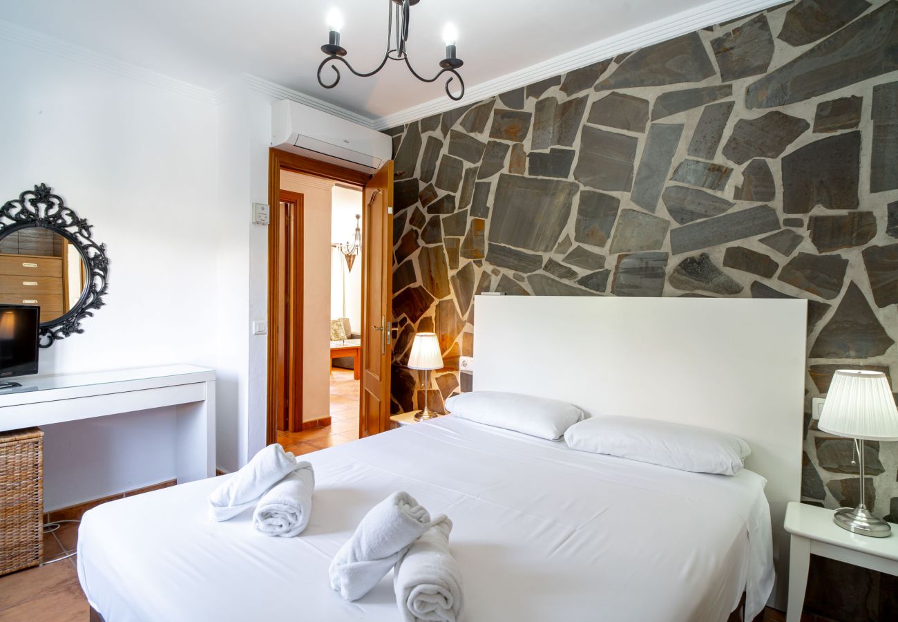 Chambre principale de l'appartement Tahiti 2 7 avec un lit double confortable de 150x190.