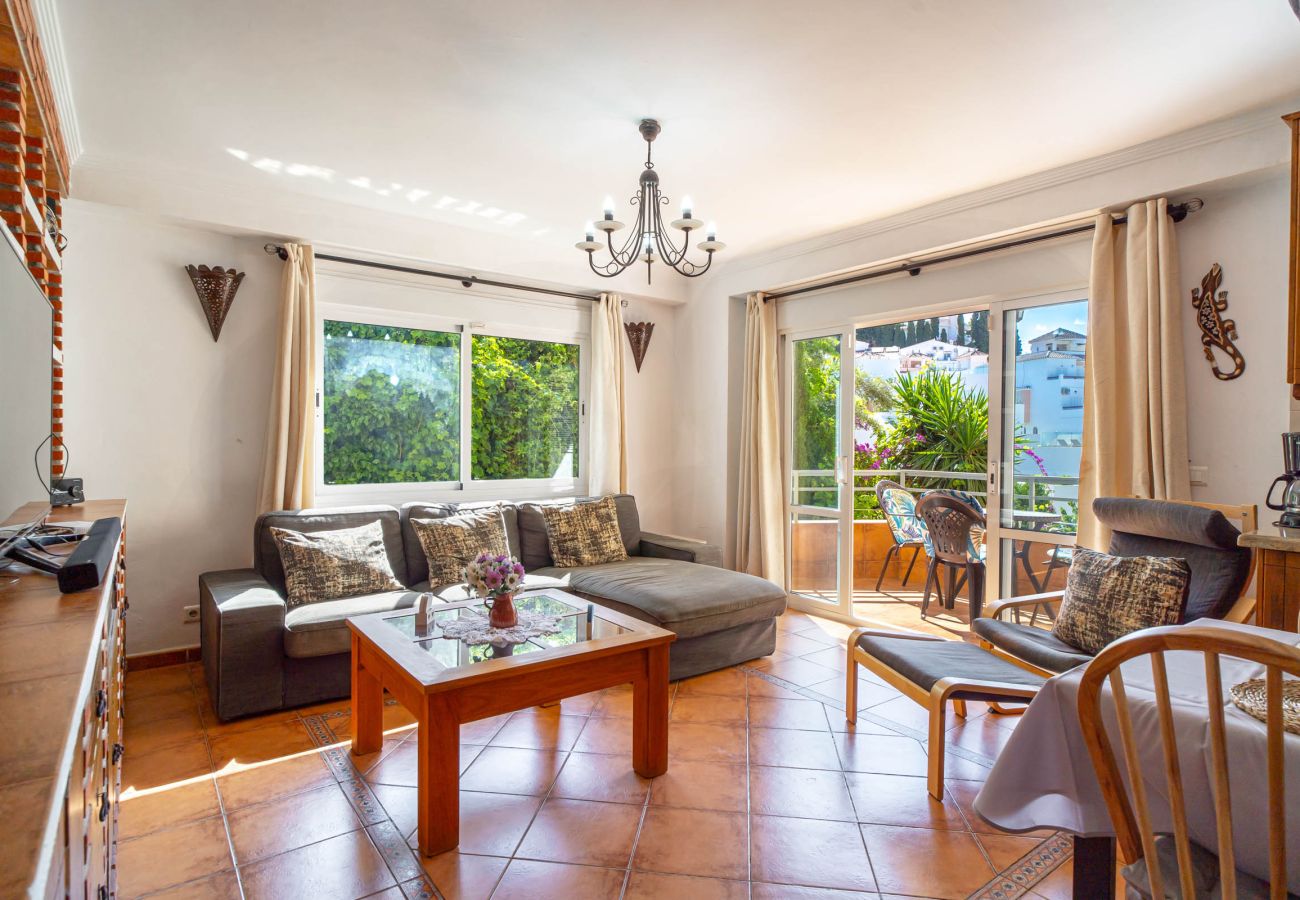 Grand salon-salle à manger de l'appartement Tahiti 2 7 pour 4 personnes avec accès à la terrasse.