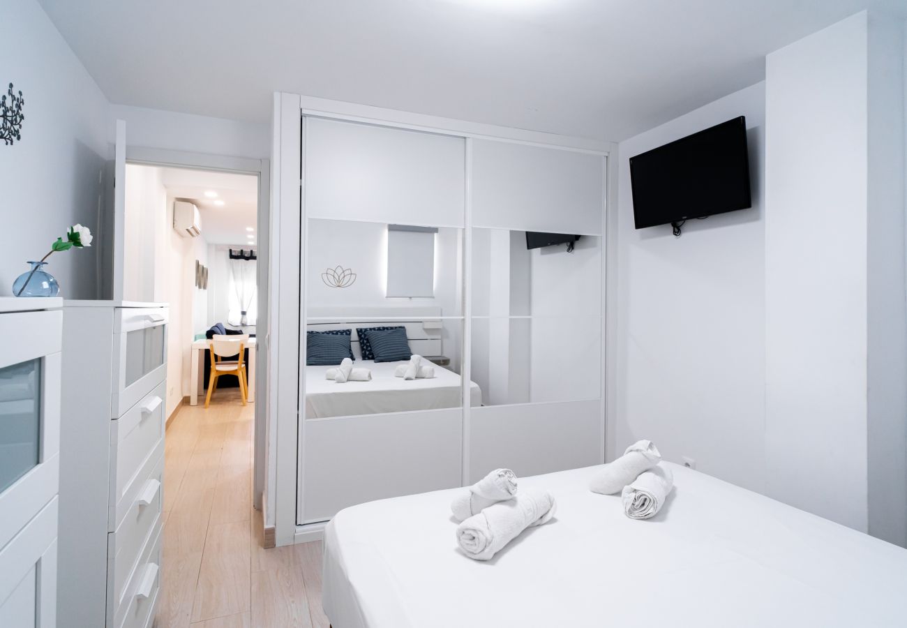 Chambre indépendante avec lit double dans l'appartement de vacances Arce 2 à Nerja.