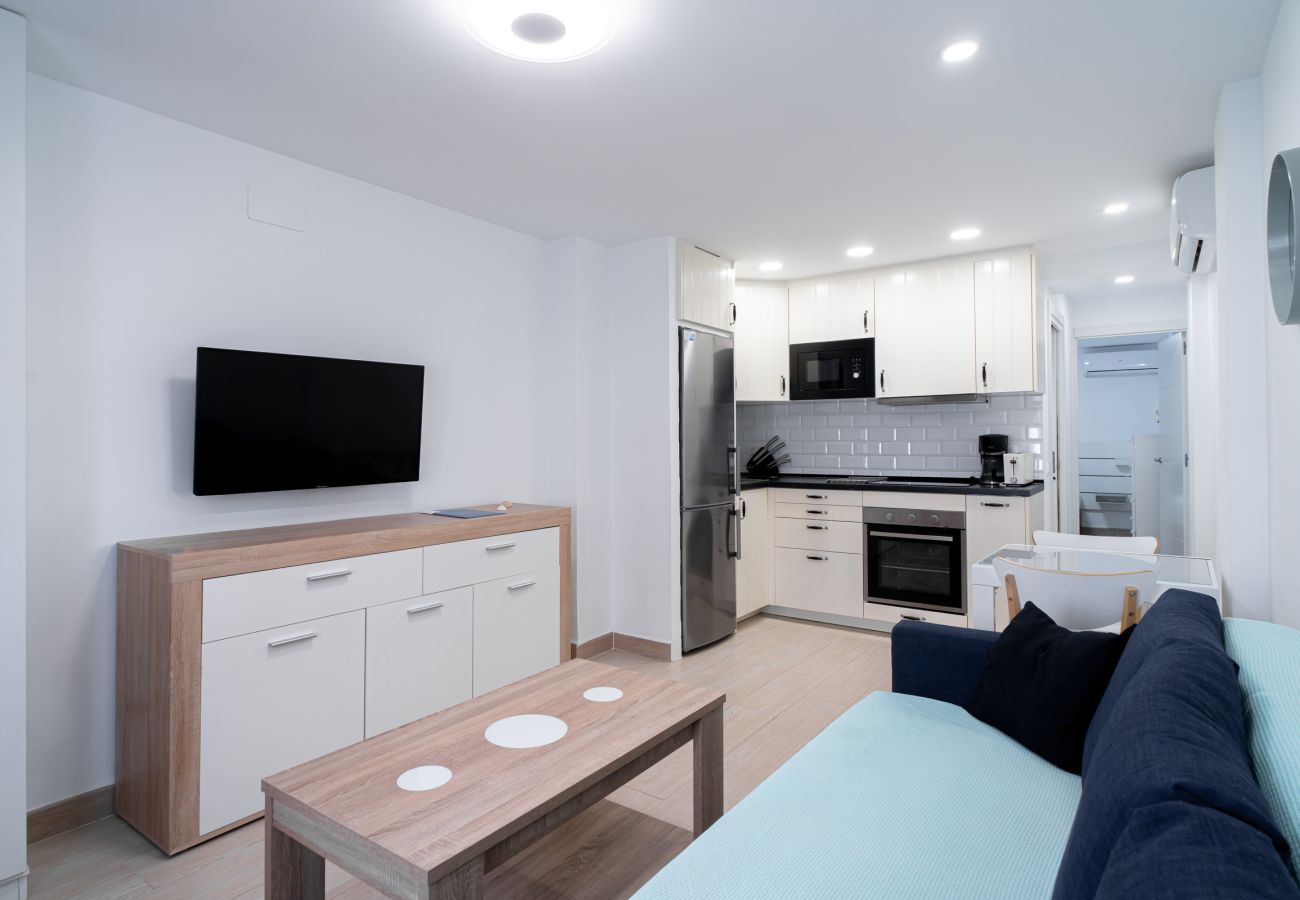 Salon-salle à manger lumineux avec cuisine ouverte dans l'appartement Arce 2.