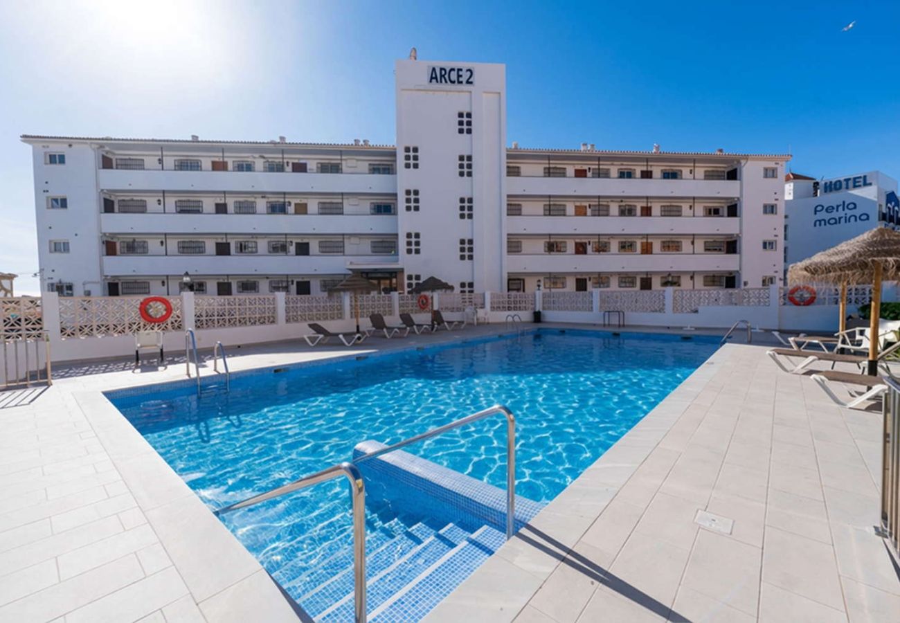 Piscine communautaire avec chaises longues à la résidence Arce II à Nerja.