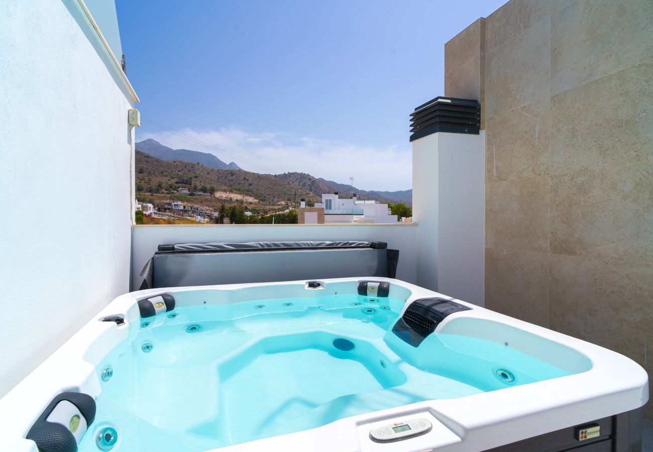 Salon au design mexicain s'ouvrant directement sur la piscine privée de Casa Mezcal