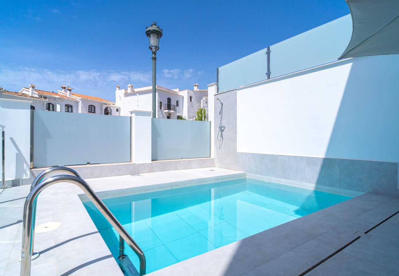 Vue extérieure de la piscine privée et de la terrasse de la villa de luxe Casa Mezcal