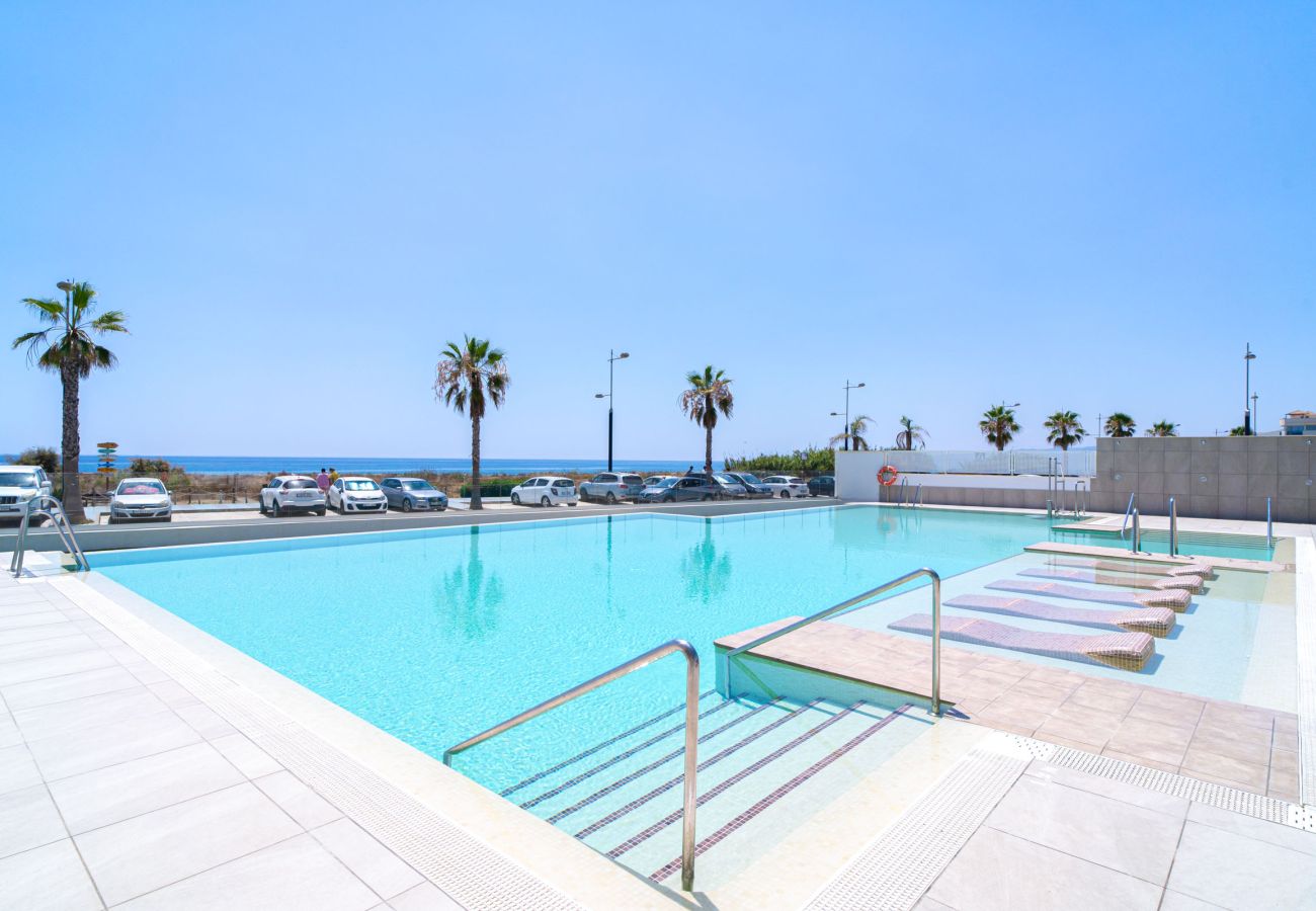 Autre angle de la piscine à débordement avec vue sur la mer à Duna Beach Torrox.