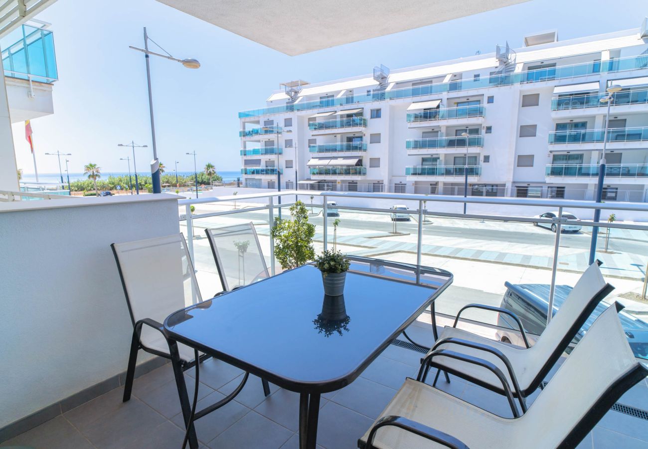 Terrasse avec table à manger et vue sur la mer dans l'appartement Duna Beach.