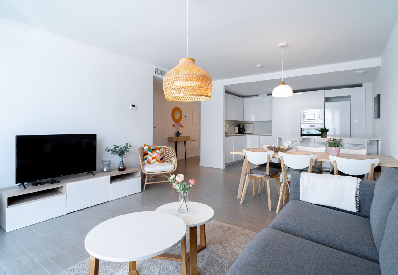 Salon-salle à manger spacieux et bien meublé dans l'appartement Duna Beach.