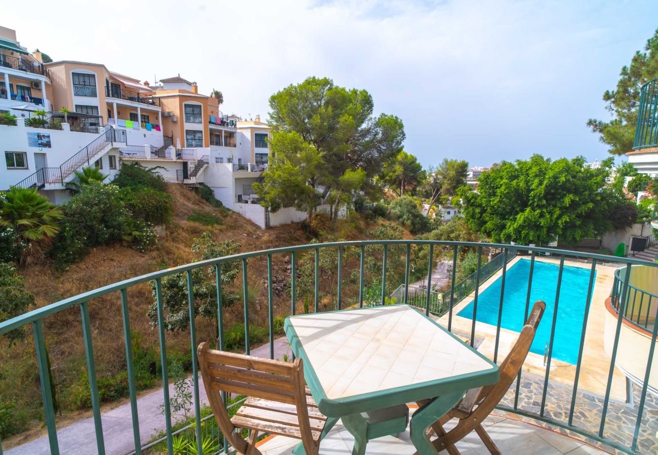 Balcon avec vue sur la piscine, dans le quartier de Playa Burriana à Nerja