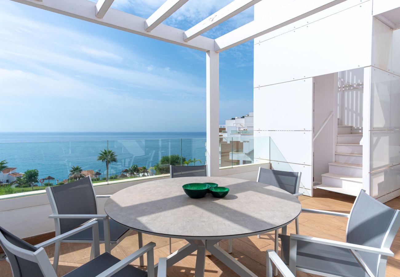 Terrasse privée avec vue sur la mer dans un appartement en attique à Isea Calaceite, près de Nerja