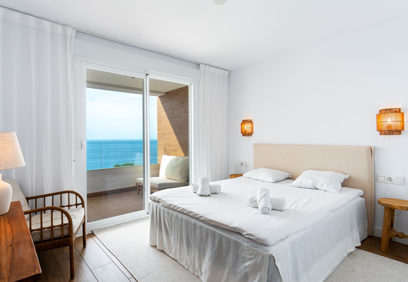 Chambre principale avec un lit queen-size et vue sur la mer à Isea Calaceite