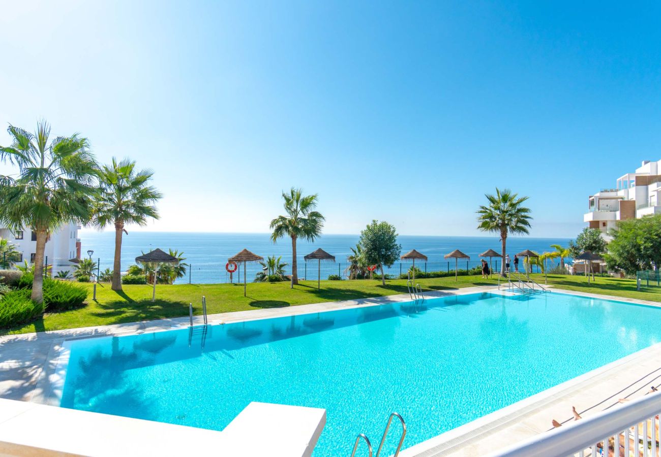 Piscine collective avec vue sur la mer dans le lotissement Isea Calaceite, à Torrox Costa