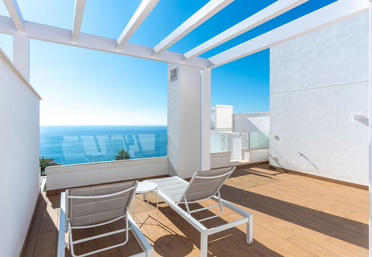 Terrasse privée avec chaises longues et vue panoramique sur la mer à Isea Calaceite